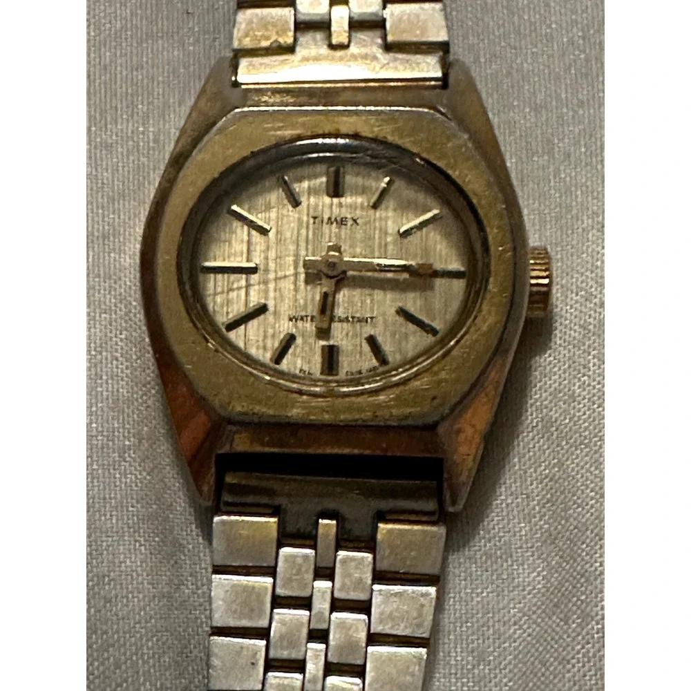 Vintage Timex Women's Watch Gold Tone Water Resistant‎ Analog Wristwatch